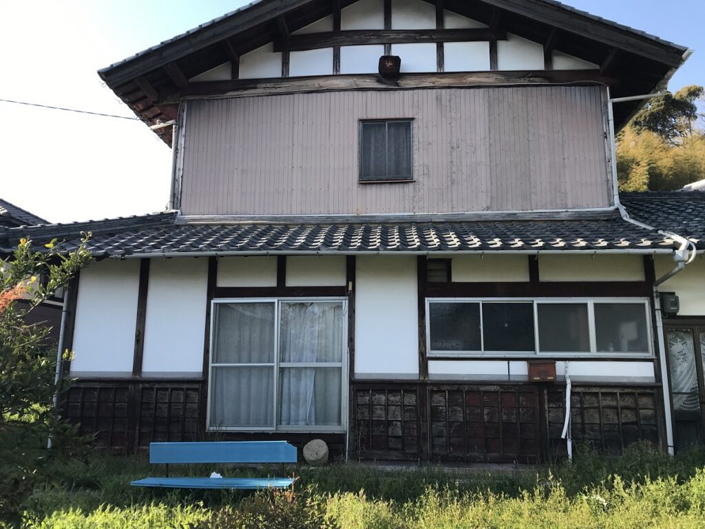 滋賀県犬上郡の空き家「円城寺邸」の道路側外観。木造2階建て、瓦屋根の日本家屋