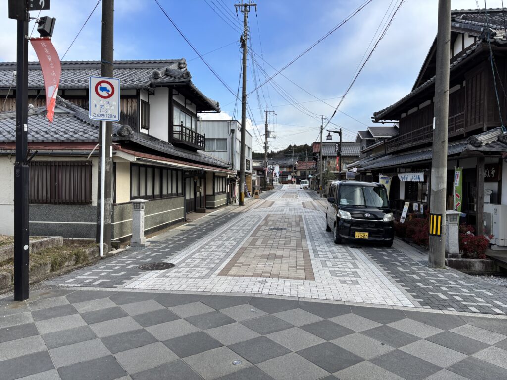 多賀大社への参道沿いにある、和風建築が並ぶ落ち着いた街並み。道の両側に商店や古民家が見える。