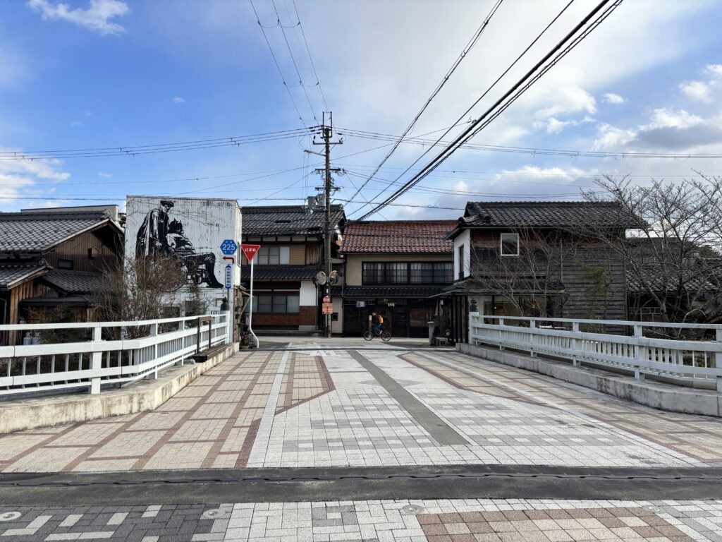 多賀大社参道の橋を渡った先の風情ある街並み。弊社へはこの分岐を右へ進みます。