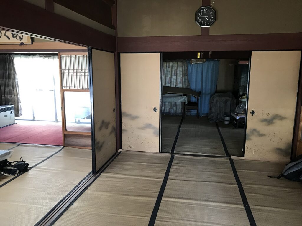 円城寺邸の中の間。襖で仕切られた畳敷きの続き間。奥には生活用品が残る和室