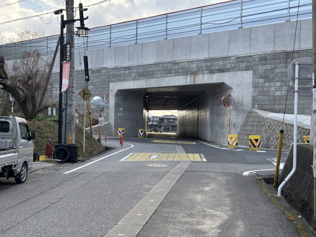名神高速道路の高架下トンネルを抜けて右折する道。弊社へ向かう経路の目印です。
