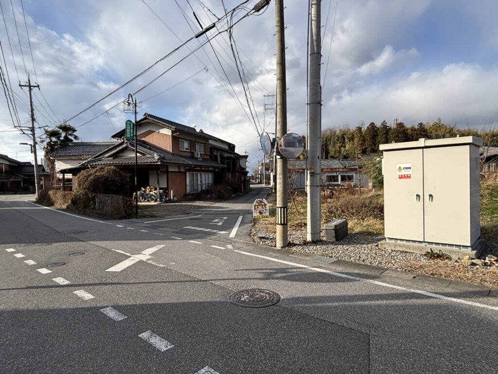 株式会社丸由へ向かう途中にある十字路の交差点。ここを右折します。