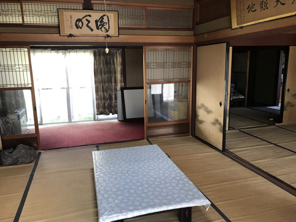 滋賀県犬上郡にある空き家「円城寺邸」の和室座敷。床の間と襖、畳が整った伝統的な日本家屋の内部