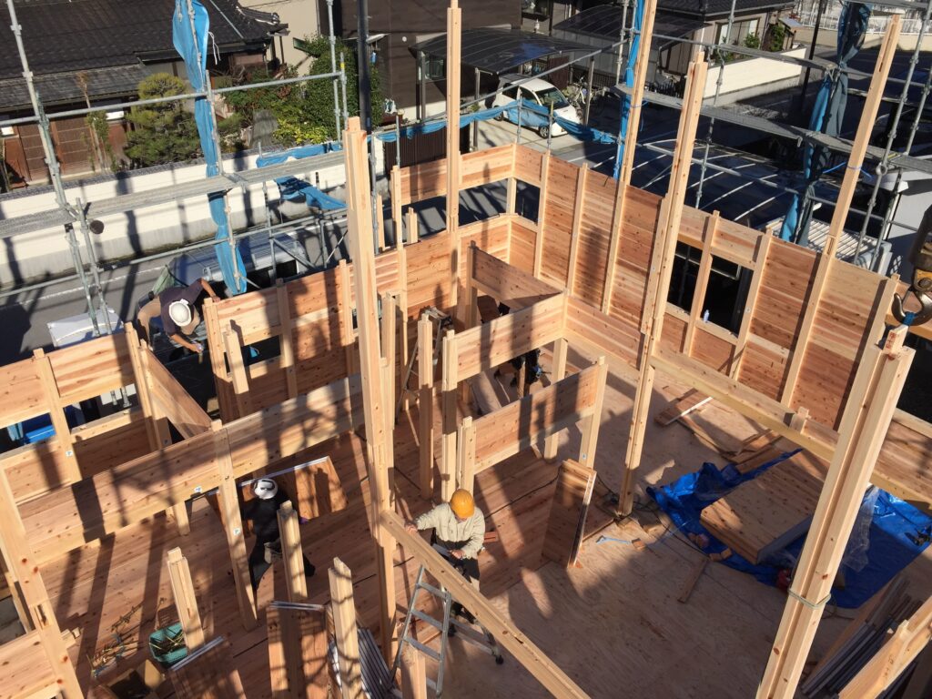 板倉工法で建設中の木造住宅上棟の様子（伝統構法と現代技術の融合）