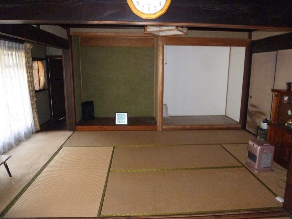 多賀町大杉の中古住宅の和室座敷。畳敷きの空間に床の間と押入れがある。