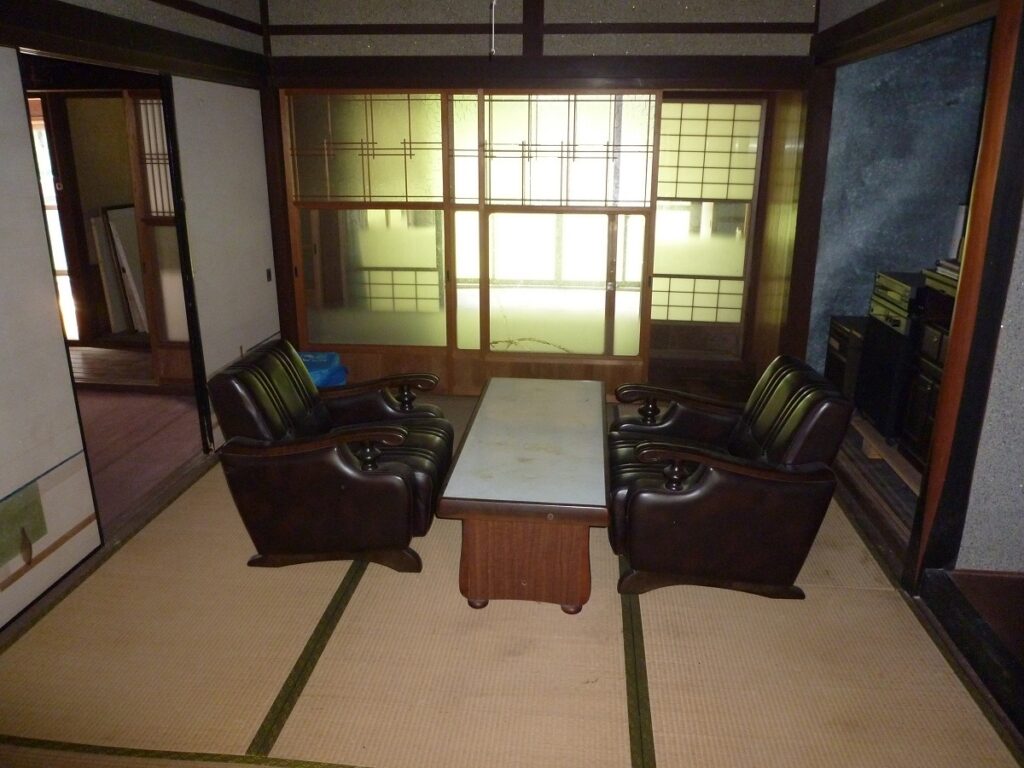 多賀町大杉の中古住宅の居間。畳敷きの部屋に応接セットが置かれ、障子越しにやわらかな光が入る。