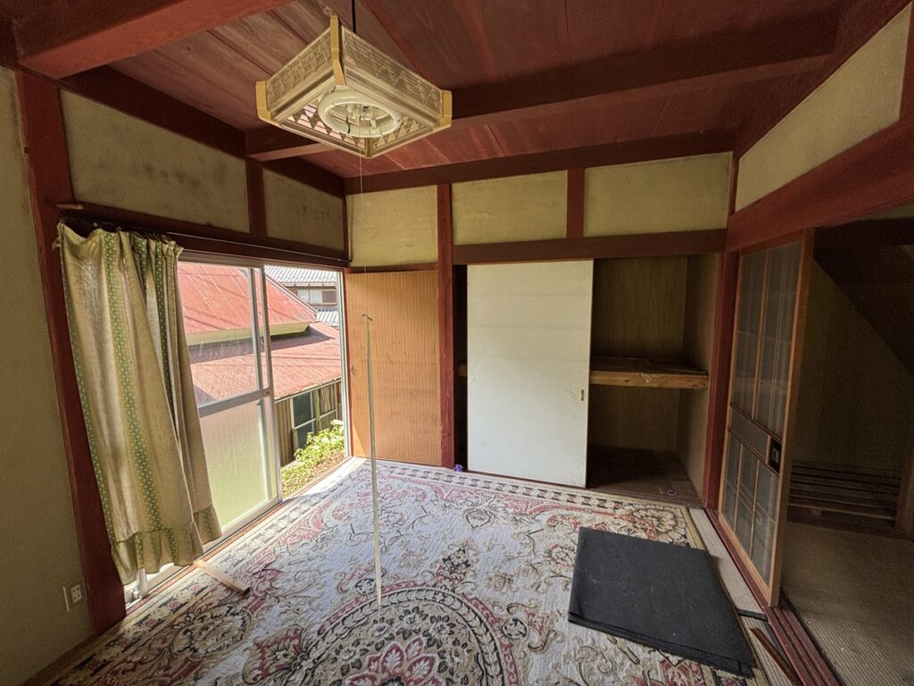 滋賀県多賀町樋田の古民家離れ１階和室｜押入と掃き出し窓のある小林信浩様邸